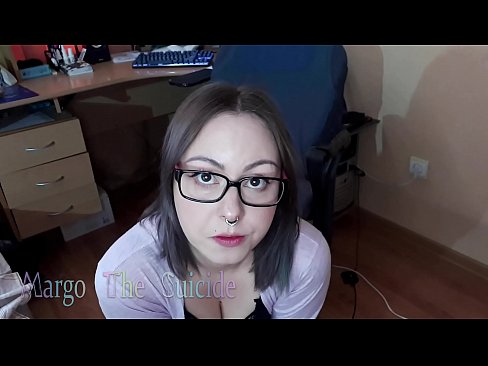 ❤️ Көз айнек тагынган сексуалдуу кыз Дилдону камерага терең соруп Порно боюнча бизде